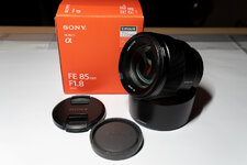 Sony FE 85 mm F1.8 E-mount 01.JPG