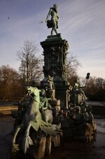 Neptunbrunnen  2 f8 (1200px).jpg