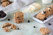 cookies_weiße_schokolade_cranberries_von_vorne_fotografiert_nahaufnahme.jpg