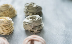 frische pasta selbstgemacht als nest zusammengedreht in verschiedenen farben.jpg