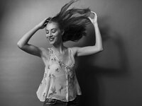 angelika_studio_flash_beauty_blackandwhite_smile_fun_jump-245 3.jpg