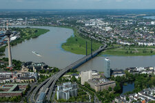 Rheinkniebrücke Düsseldorf.jpg