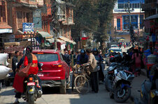 Bhaktapur normaler Straßenverkehr.jpg