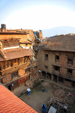 Bhaktapur Innenhof mit Erdbebenschäden.jpg