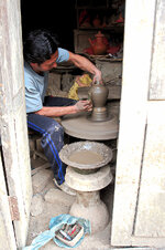 Bhaktapur Töpfer bei der Arbeit.jpg