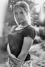 lisa_natural_light_blonde_blue_eyes_studio_nature_20180731-49.jpg