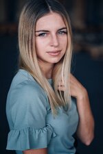 lisa_natural_light_blonde_studio_nature_20180916-30 1.jpg