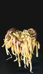 martin-willmann-foodphotograph-pasta-hands-darkmood.jpg