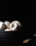 martin willmann foodfotograf champignons dark mood frontal.jpg