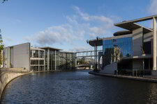 Reichstag im Spiegel.jpg