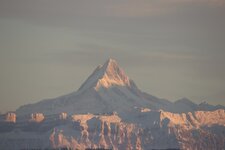 Schreckhorn aus 65km Entfernung AF LV 1200px.jpg