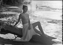 johanna_dance_water_natural_light_water_passau_analog_hp5_20190607-11-Bearbeitet.jpg