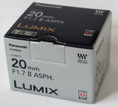 Panasonic_Lumix_G_20mm_II_ASPH_black_03_OVP.jpg
