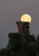 Drachenfels mit Mond (1 von 1).JPG