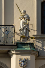 20201108_LG_6D2_245c_Rathaus_Fassade_oben-4-von-links-forum.jpg