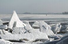 P1030258  Eisberge Strandbad Eldena 2011 1920.jpg