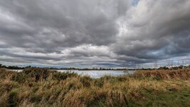 PXL_20241002 Düstere Wolken über Polder Eisenhammer 2024 1920.jpg