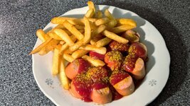 PXL_20241105 Currywurst mit Pommes 1920.jpg