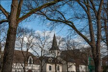 comp_Sieglar Marktplatz mit Kirche.jpg