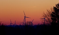 Sonnenaufgang mit Windrädern und Falcon9.jpg