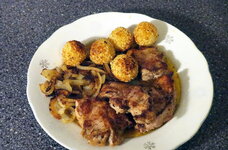 DSC09454 Schweinefilet in Butterzwiebeln, Sesamkroketten klein.jpg
