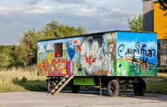 PXL_20250716 Spielplatz OV Ryckseite Bauwagen Graffiti 2025.jpg
