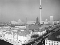 1986 Nikolaiviertel Fernsehturm Blick von Fischerinsel_klein.jpg