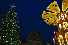 WeihnachtsmarktRathausplatz.jpg