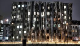 silbernes Gehry-Haus 01-03-12 HDRDSLR.jpg