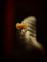 Nudel auf Stuhl DSLR-Forum.jpg