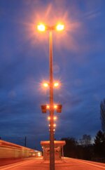 blaue Stunde auf dem Bahnhof1.jpg