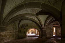 Kloster Maulbronn Gewölbe ausgeleuchtet-1.jpg