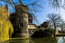 Schloss Hülchrath im Frühling1.jpg