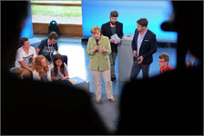 MerkelKika15a.jpg
