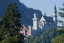 IM008425_SchlossNeuSchwansteinDurchBaumluecke_F5p6_300mm.jpg