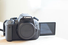 Canon 650D vorne.jpg Canon 650D vorne.jpg