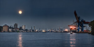 pano-HH-hafen-mond-v-bubendey-ufer-8772ff5F-120930.150808.1--01.201110-BBPp.MiNip.Grd.HSL-2x1k-W.jpg